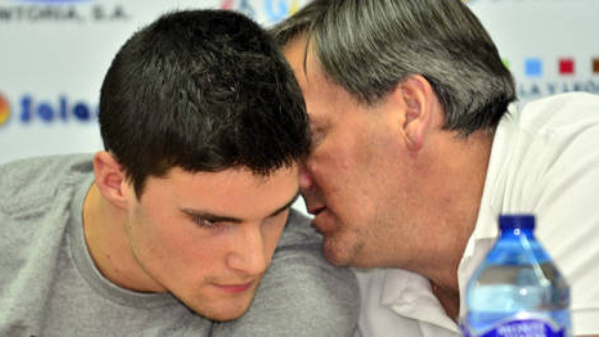 Eneko Satrústegui dialoga con Eduardo Rubio durante la presentación del jugador en la sala de prensa de Los Pajaritos. / ÁLVARO MARTÍNEZ-