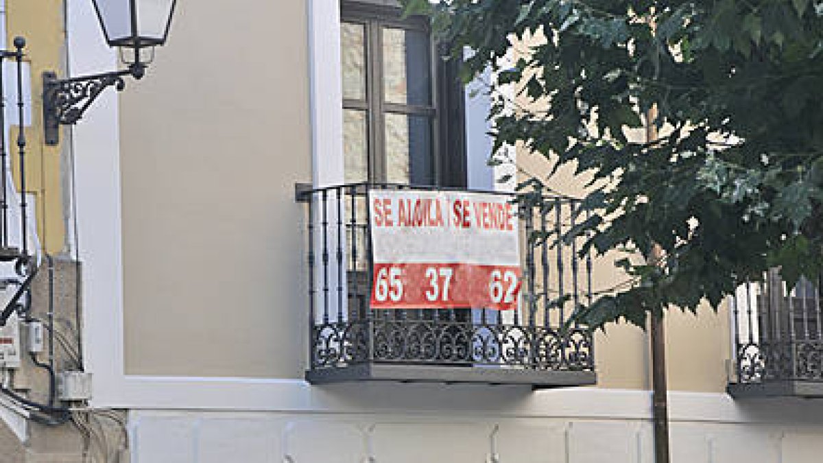 Anuncios de casas en venta. / V. G. -