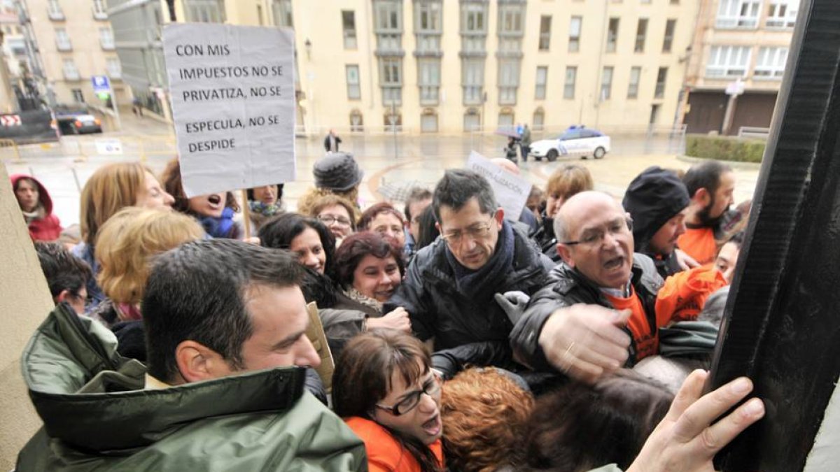 Un grupo de personas intenta acceder al Pleno de la Diputación del 14 de diciembre de 2012 por la entrada principal.-VALENTÍN GUISANDE