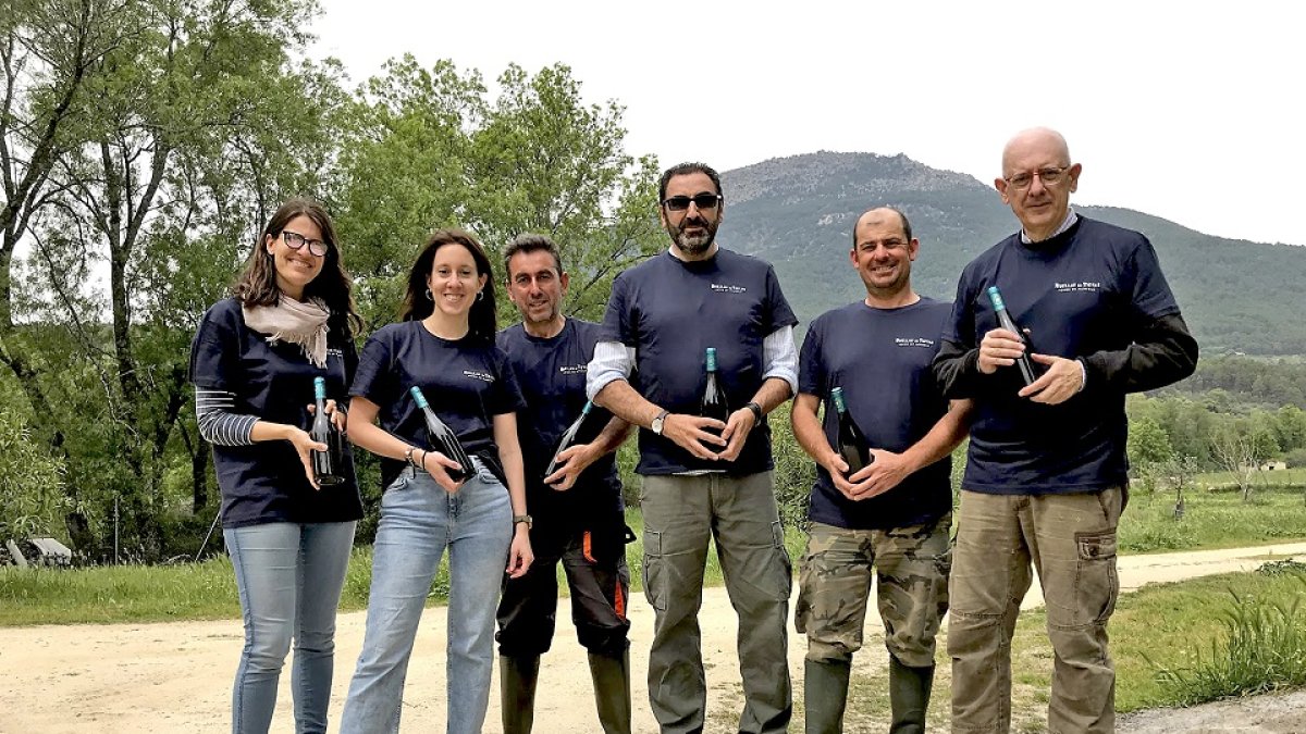 En la imagen, a la derecha, Feliciano Conde, acompañado por parte del equipo: la enóloga Celia de Dios Lafuente, Teresa Conde, responsable de comunicación, el el bodeguero Urbano García Corral,Javier del Cid Martín y José Manuel Sánchez . / LA POSADA