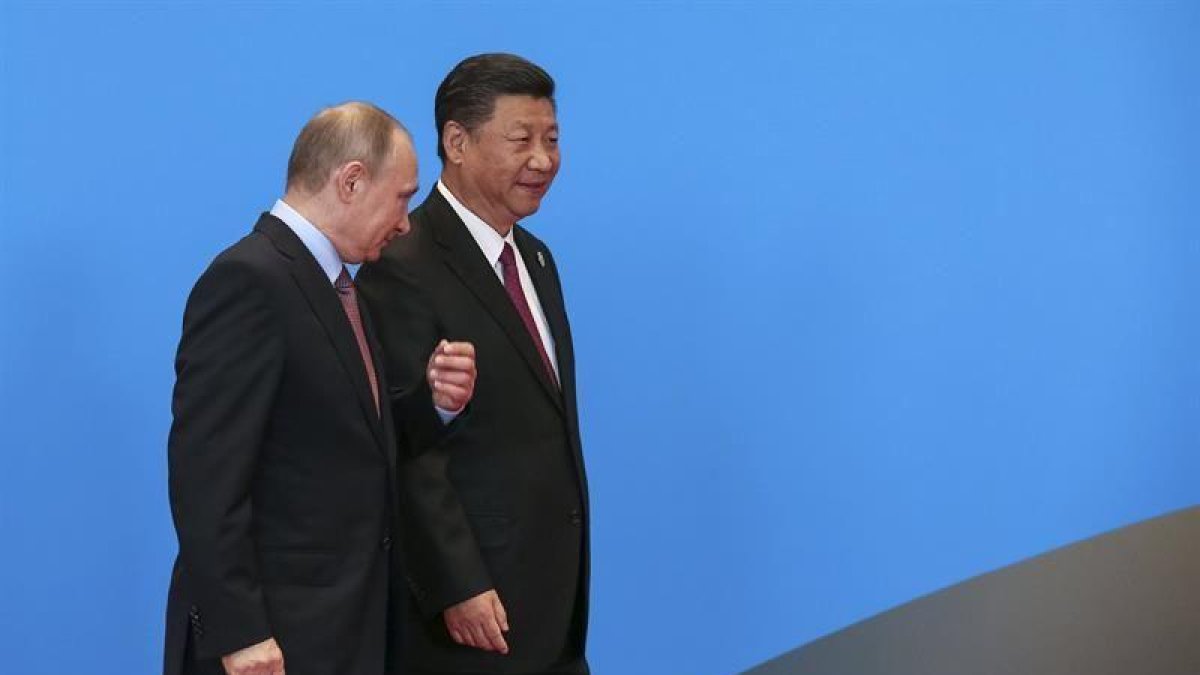 Líderes caminan junto al presidente chino, Xi Jinping (d), y su homólogo ruso, Vladimir Putin-EFE
