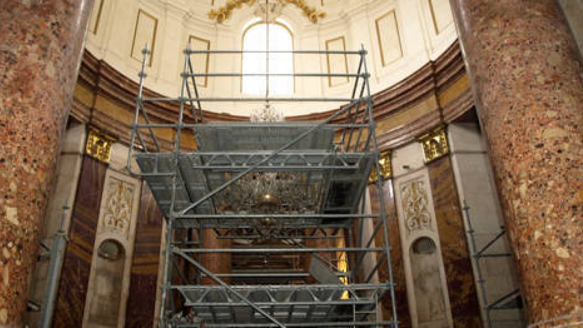 Imagen del andamio instalado en la capilla para la restauración. / JAVIER SOLÉ-