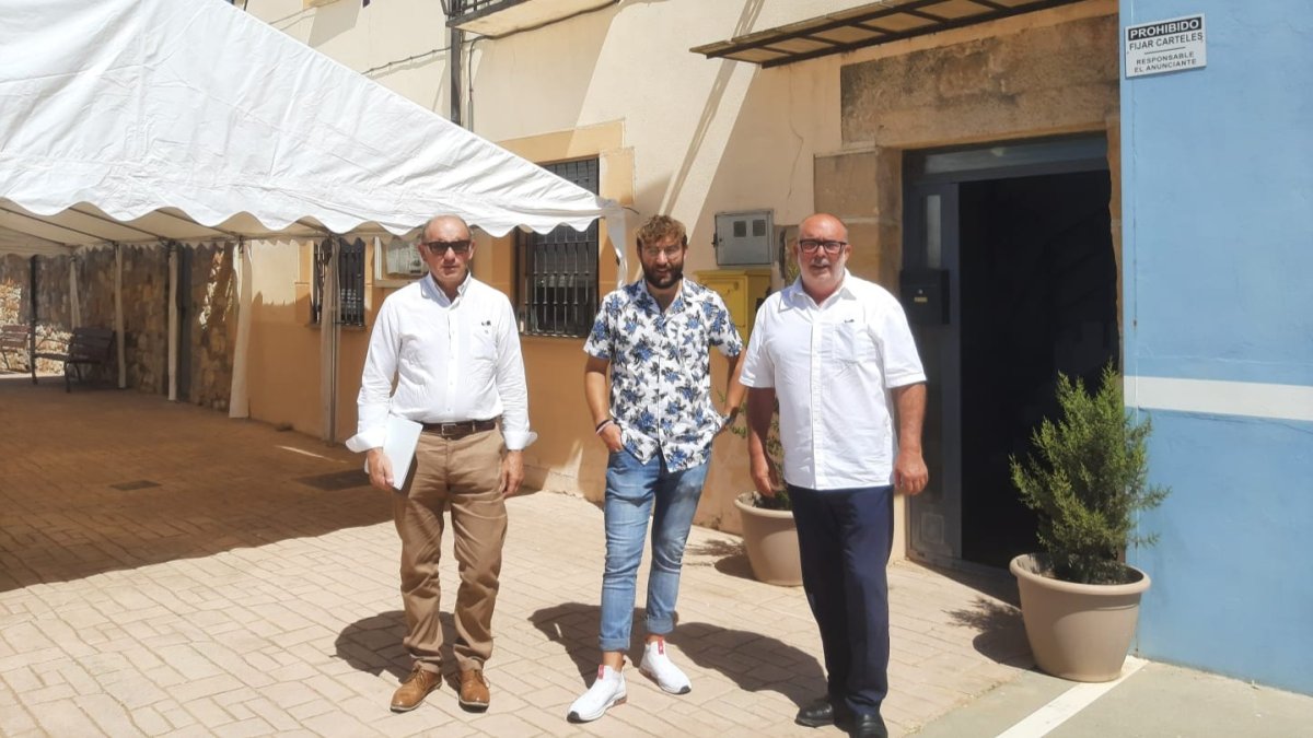 El alcalde de Fuentecantos, en el centro, junto al subdelegado, a la derecha.-HDS