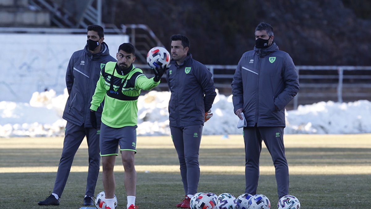 Huerta y su cuerpo técnico en la semana previa a su debut ante el Sporting B. HDS