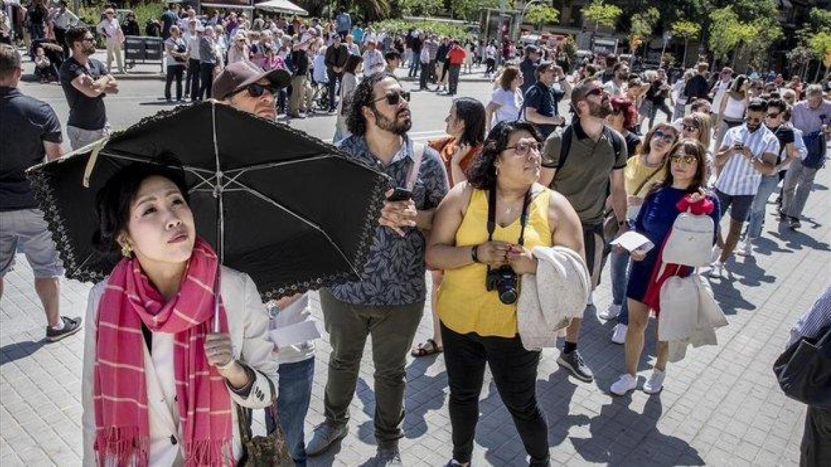 Un grupo de turistas en la Sagrada Familia de Barcelona.-FERRAN NADEU