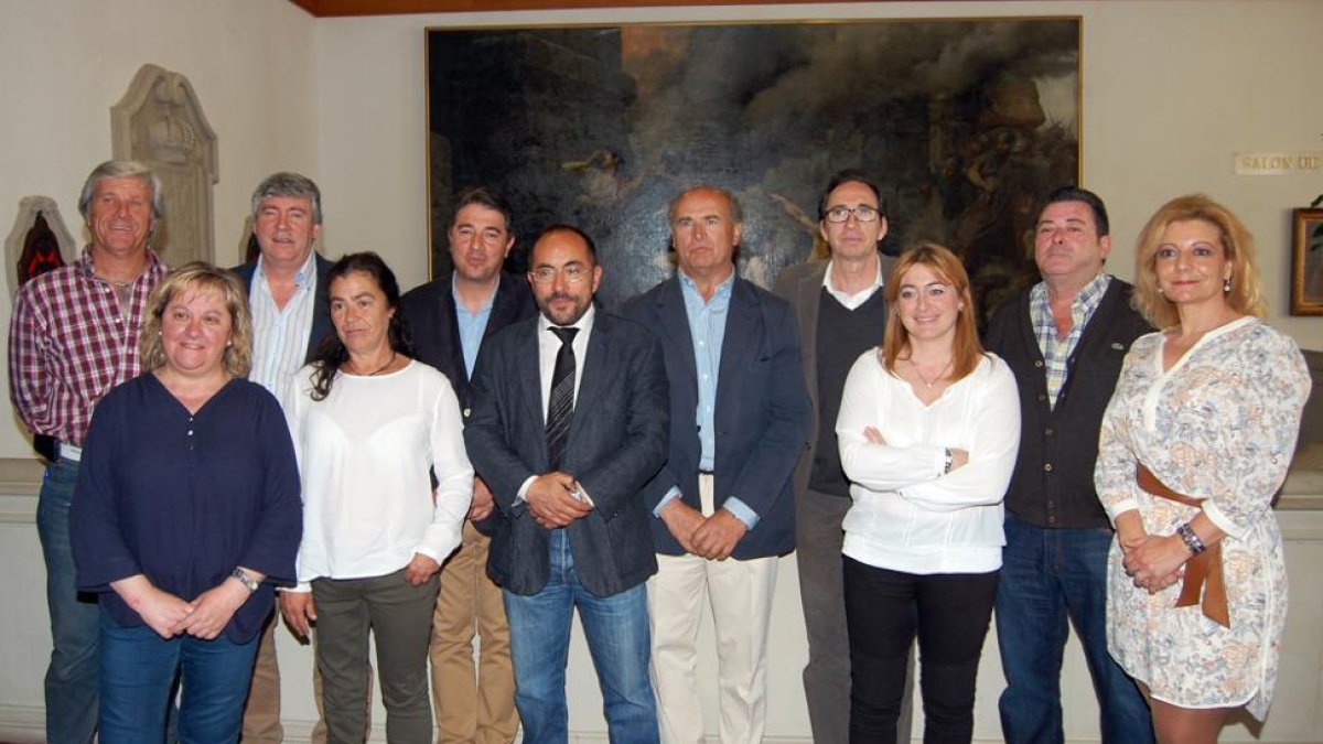 Rey junto a los alcaldes que han firmado el convenio-Diputación