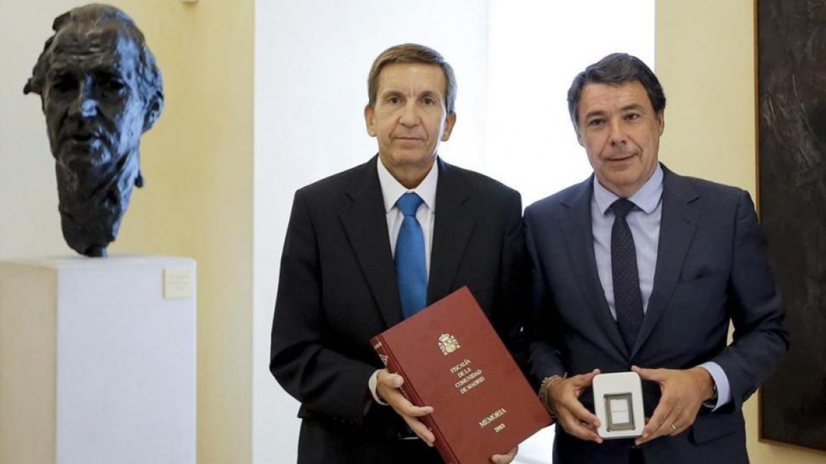 Ignacio González y Manuel Moix en septiembre del 2014, cuando eran presidente de la Comunidad de Madrid y fiscal jefe de Madrid, respectivamente.-EFE / CARLOS IGLESIAS