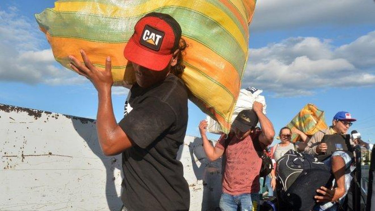 Decenas de venezolanos cruzando los puentes fronterizos entre el estado venezolano de Táchira y el departamento colombiano de Norte de Santander.-EFE