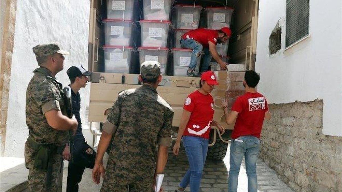 Soldados tunecinos vigilan la distribución de urnas electorales en Túnez.-MOHAMED MESSARA (EFE)