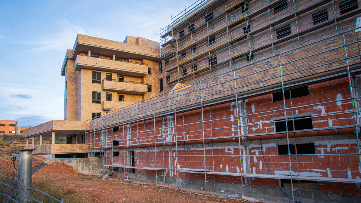 La construcción del edificio está paralizada hasta resolver la situación de la quinta planta que se levantó sin figurar en el proyecto. MARIO TEJEDOR