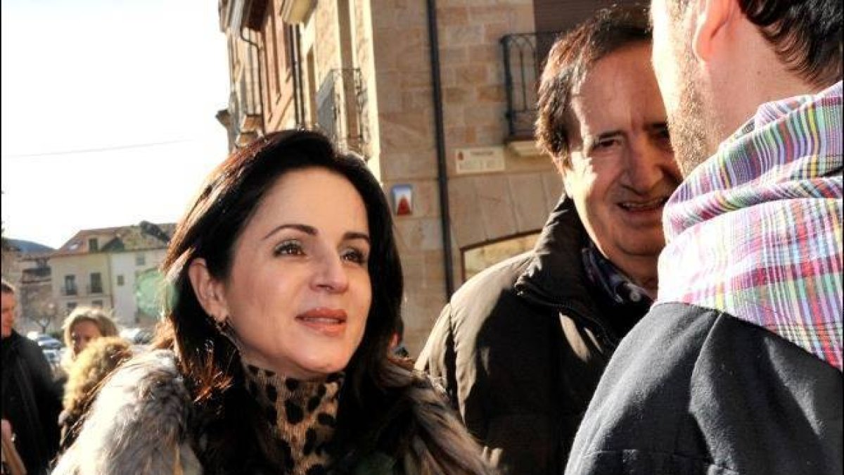 Clemente a su llegada a El Burgo acompañada por Lucas. / DIEGO MAYOR-