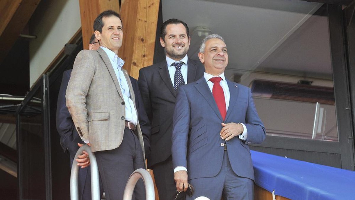 Moisés Israel, en primer término en la grada de Los Pajaritos, escoltado por su vicepresidente, Francisco Velázquez, y el secretario del consejo, Alejandro García.-VALENTÍN GUISANDE