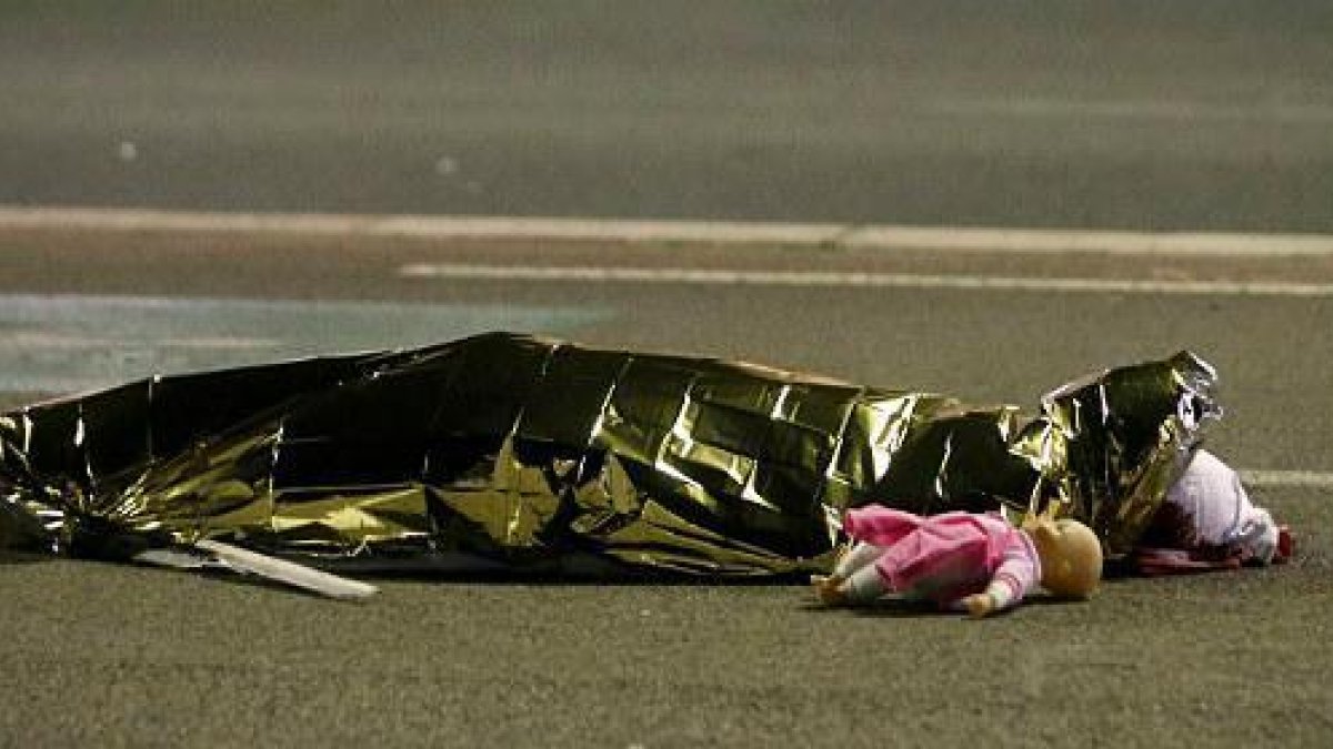 Un conductor arrolla con un camión a la multitud y causa al menos 73 muertos.-REUTERS / ERIC GAILLARD