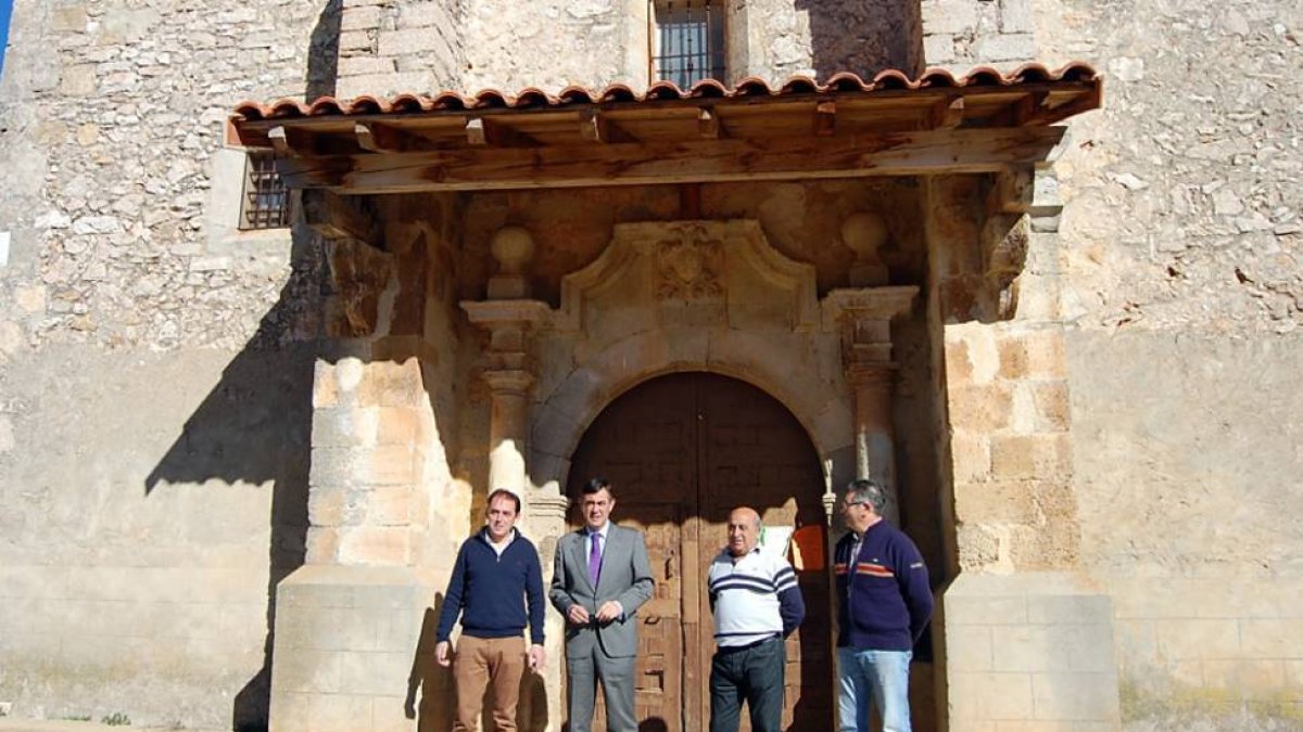 La comitiva frente a la iglesia de Las Fraguas.-DIPUTACIÓN