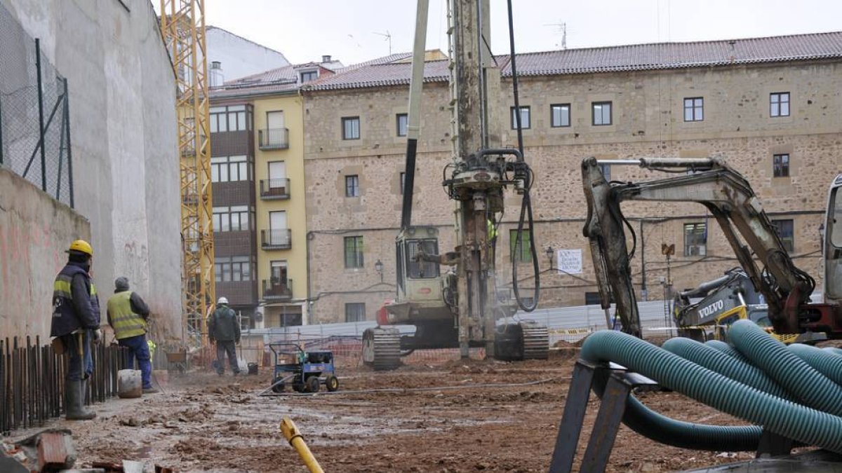Obras en el mercado de Abastos.-VALENTÍN GUISANDE