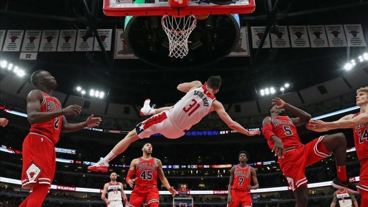 Satoransky cae de espaldas tras recibir una durísima falta de Portis, que fue expulsado-JONATHAN DANIEL (AFP)