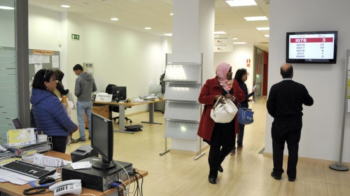 Varias personas en la Oficina del Servicio Público de Empleo Estatal.-VALENTÍN GUISANDE