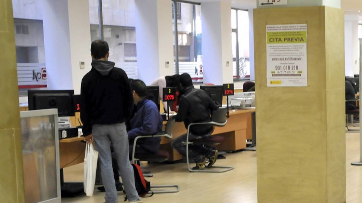 Un grupo de personas, ayer, en la Oficina del Servicio Público de Empleo de Castilla y León.-VALENTÍN GUISANDE