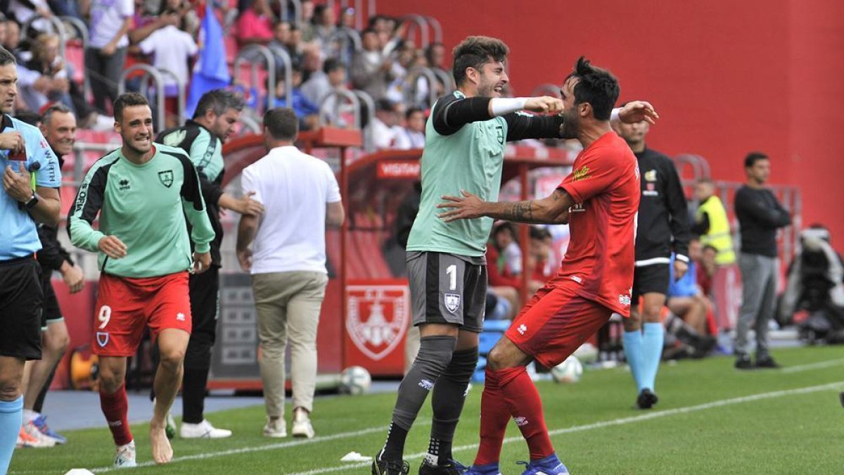 Escassi anotaba el gol de la victoria ante el Huesca y lo celebró con el meta Juan Carlos.-Valentín Guisande