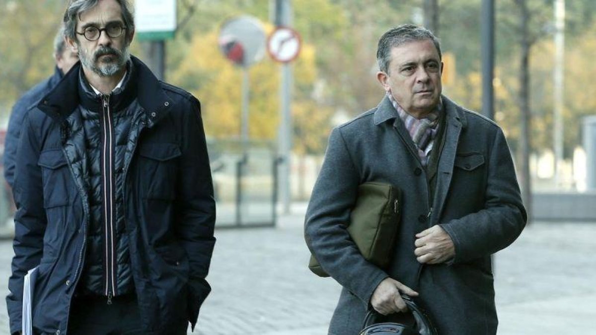 Jordi Pujol Ferrusola y su abogado, Cristobal Martell.-EL PERIÓDICO
