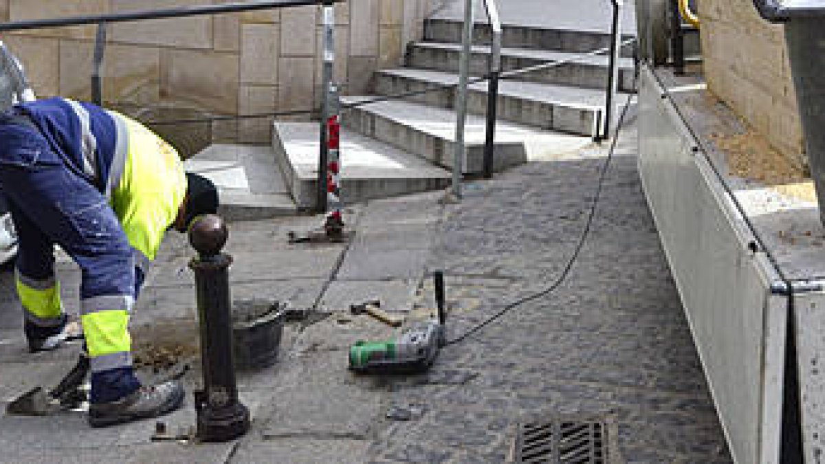 Un operario municipal trabaja en tareas de asfaltado en las calles de la capital. / VALENTÍN GUISANDE-