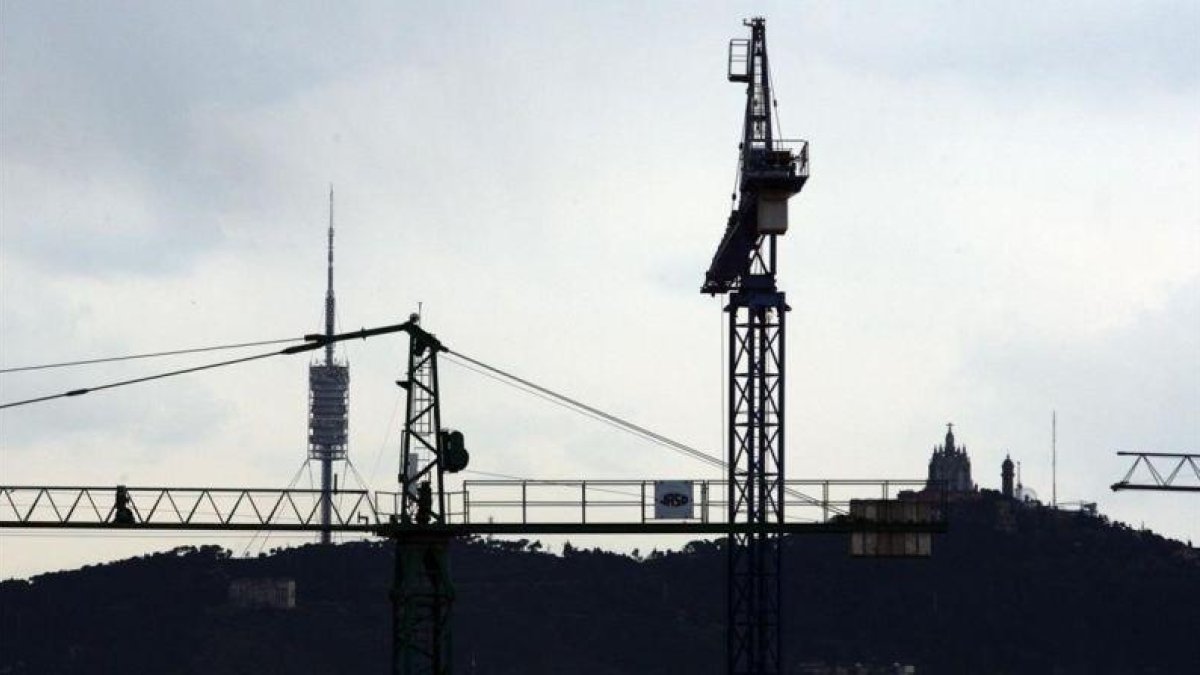 Grúas para la construcción de viviendas en Barcelona.-JOSEP GARCIA