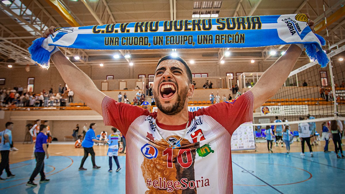 Álex San Martín será celeste un año más. MARIO TEJEDOR