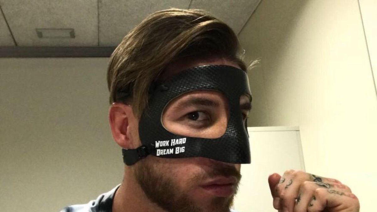 Sergio Ramos muestra su máscara protectora.-TWITTER
