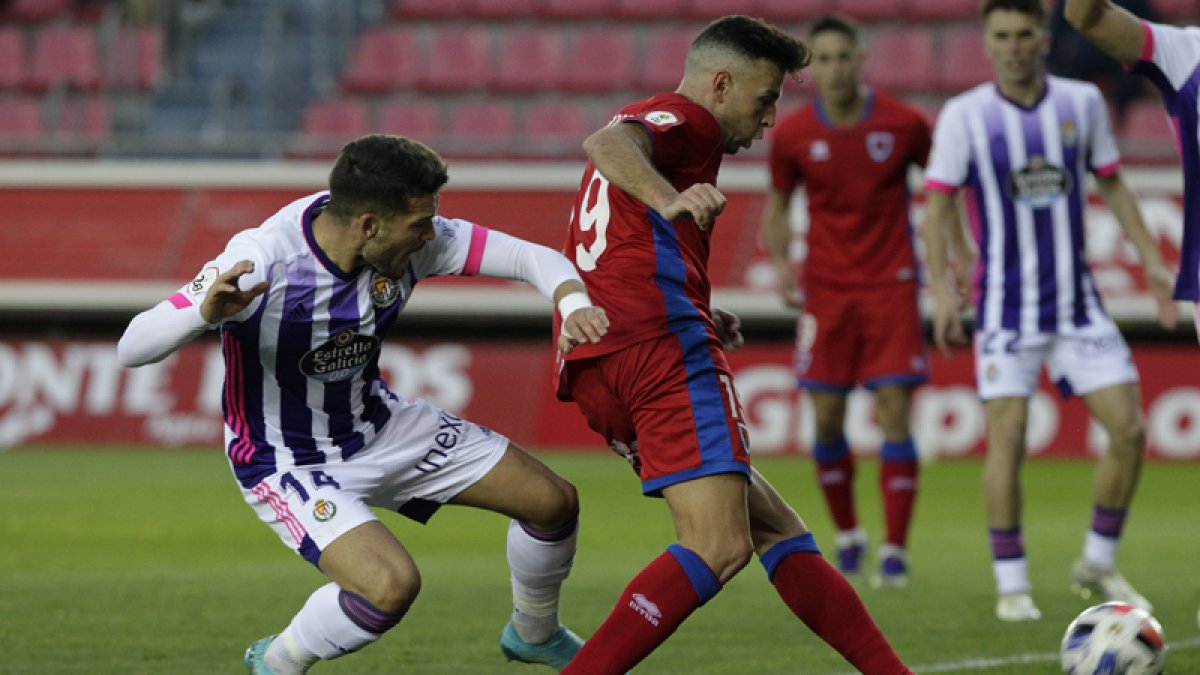 Gabarre remata a portería durante el partido disputado ayer entre el Numancia y el Real Valladolid B. Luis Ángel Tejedor.