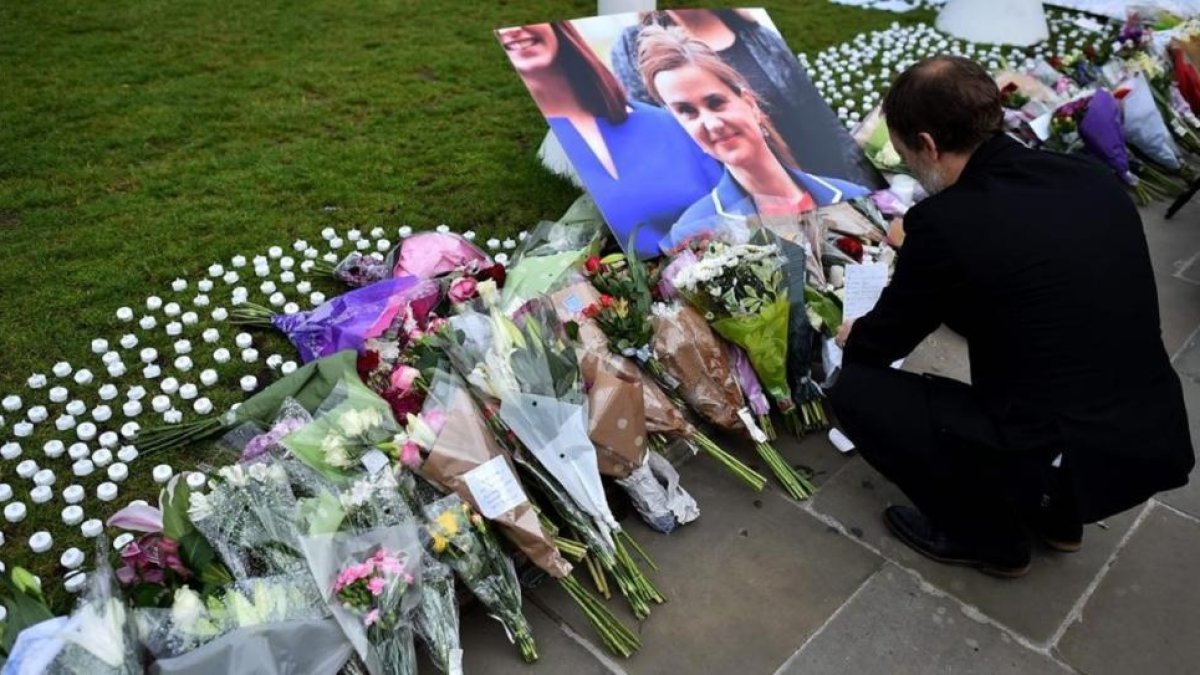 IImágenes del tributo floral a Jo Cox en Birstall, cerca de Leeds (norte de Inglaterra).-AFP / BEN STANSALL