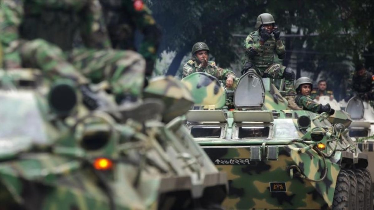 Fuerzas del Ejército de Bangladés estacionadas cerca del restaurante donde se perpetró la matanza.-AP