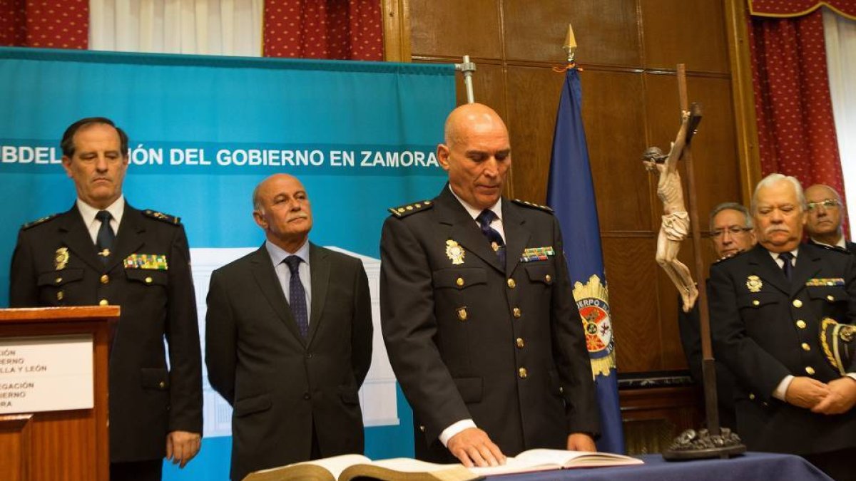 El subdelegado del Gobierno, Jerónimo García, preside la toma de posesión del nuevo comisario jefe de la Policía Nacional de Zamora, Clemente Castaño Moreno-Ical