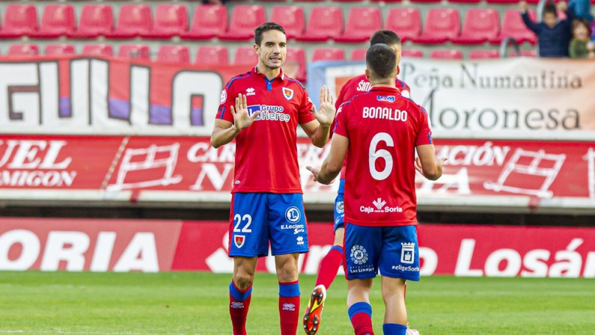 La pareja Toni Arranz y Bonaldo es fija en el centro del campo del Numancia. MARIO TEJEDOR
