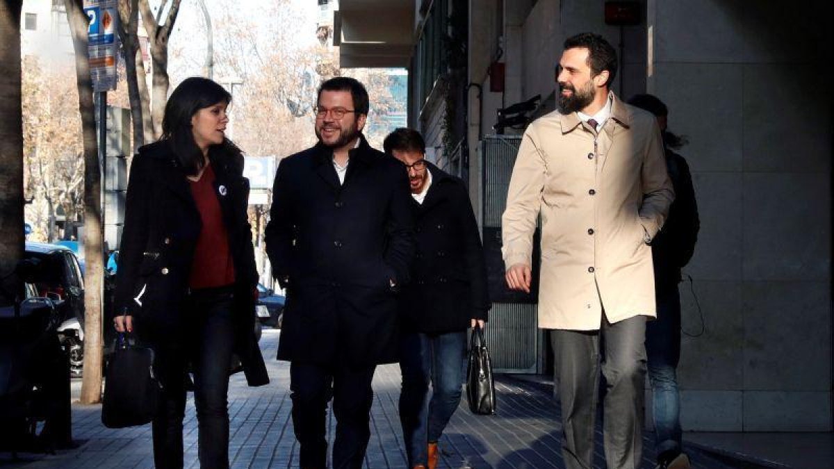 La portavoz y secretaria general adjunta de ERC, Marta Vilalta, el vicepresidente del la Generalitat, Pere Aragonés, y el presidente del parlamento de Cataluña.Roger Torrent, a su llegada a la sede de ERC.-EFE