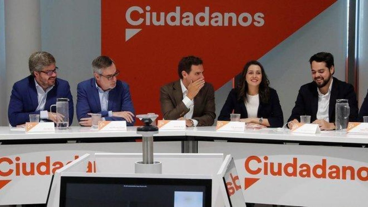 Rivera, entre Villegas y Arrimadas y junto a otros dirigentes de Ciudadanos, durante la reunión del Comité Ejecutivo que han celebrado este lunes.-EFE / ZIPI