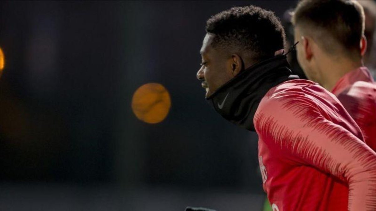 Ousmane Dembélé, en el entrenamiento del lunes en la Ciutat Esportiva Joan Gamper.-AP / JOAN MONFORT
