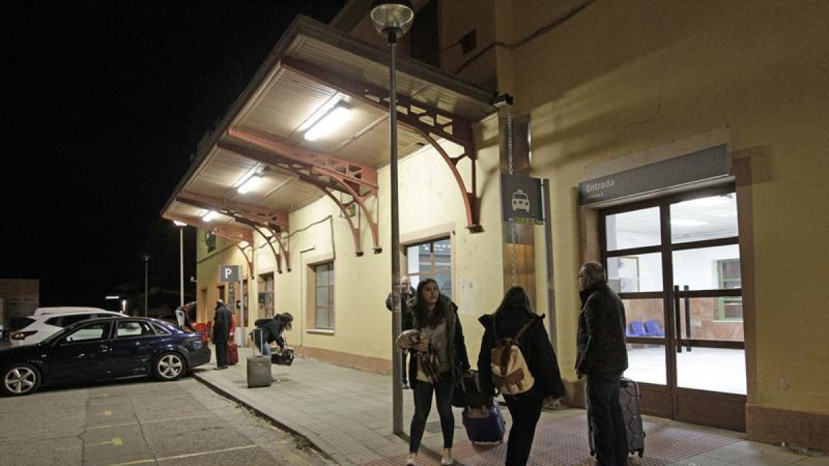 Viajeros del tren en una imagen de archivo-HDS