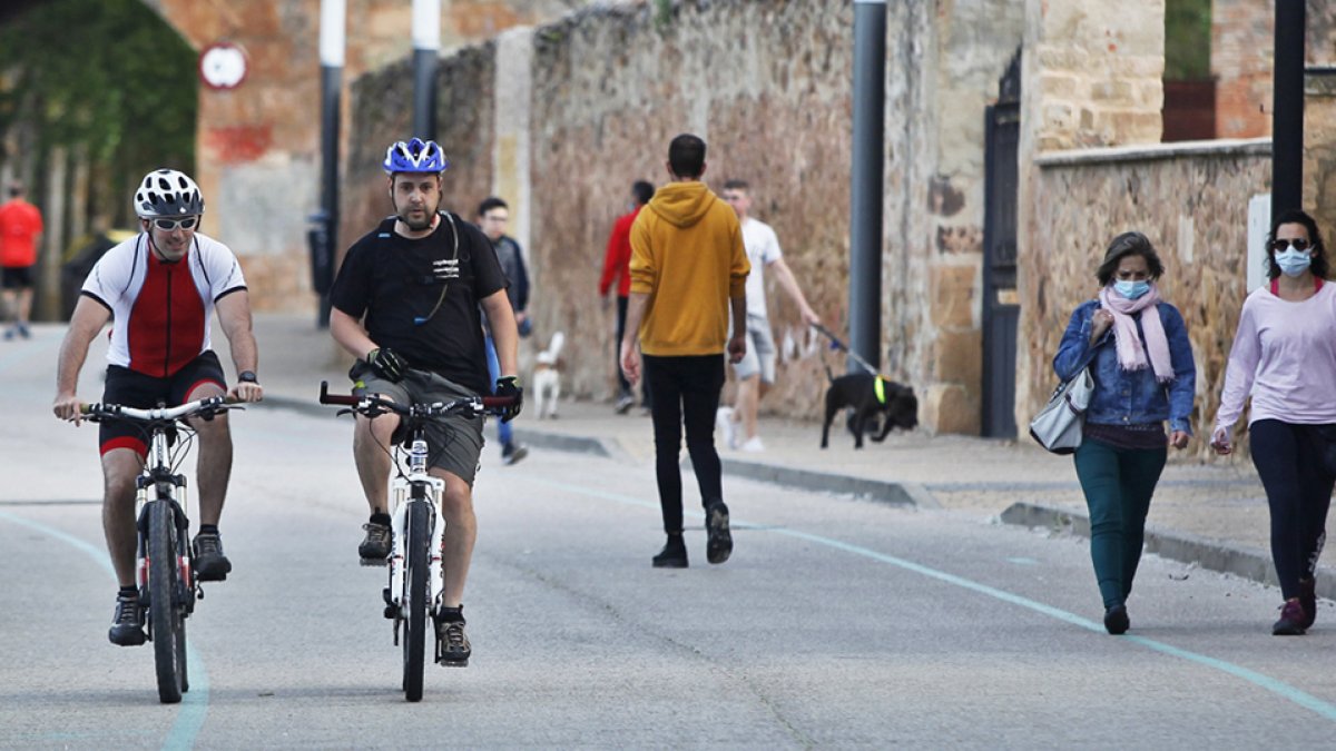 Ciclistas y peatones por las márgenes del Duero en Soria en una imagen de archivo. MARIO TEJEDOR