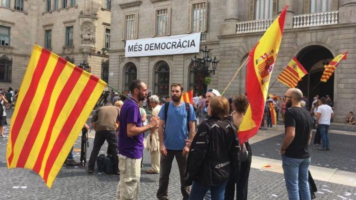 Manifestación con banderas españolas y catalanas, en la plaza de Sant Jaume.-SERGIO LAINZ