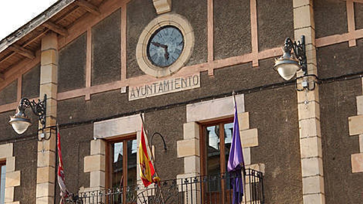Casa consistorial de Navaleno. / FERNANDO SANTIAGO-