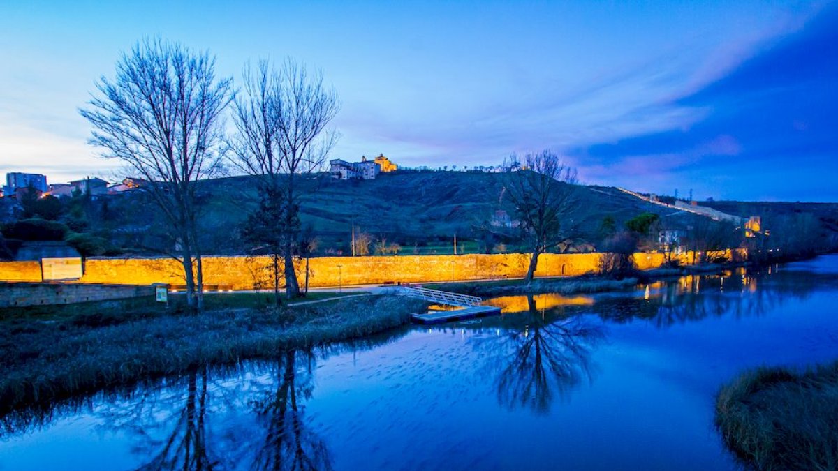 <p>La muralla estrena iluminación en su recorrido desde el punte hasta el Mirón.</p>

<p>Luce ya en todo su esplendor desde las 18.00 horas y permite pasear junto al río disfruntando de una bella estampa.</p>

<p>FOTÓGRAFO: MARIO TEJEDOR</p>
