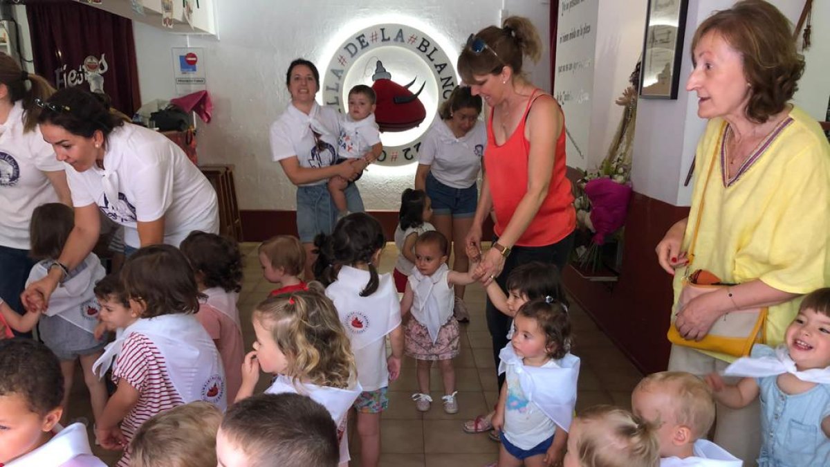 Los alumnos descubren de primera mano los entresijos de una cuadrilla y comienzan a comprender los 'mecanismos' de unas fiestas tan singulares que son únicas: <strong>San Juan en Soria</strong>.