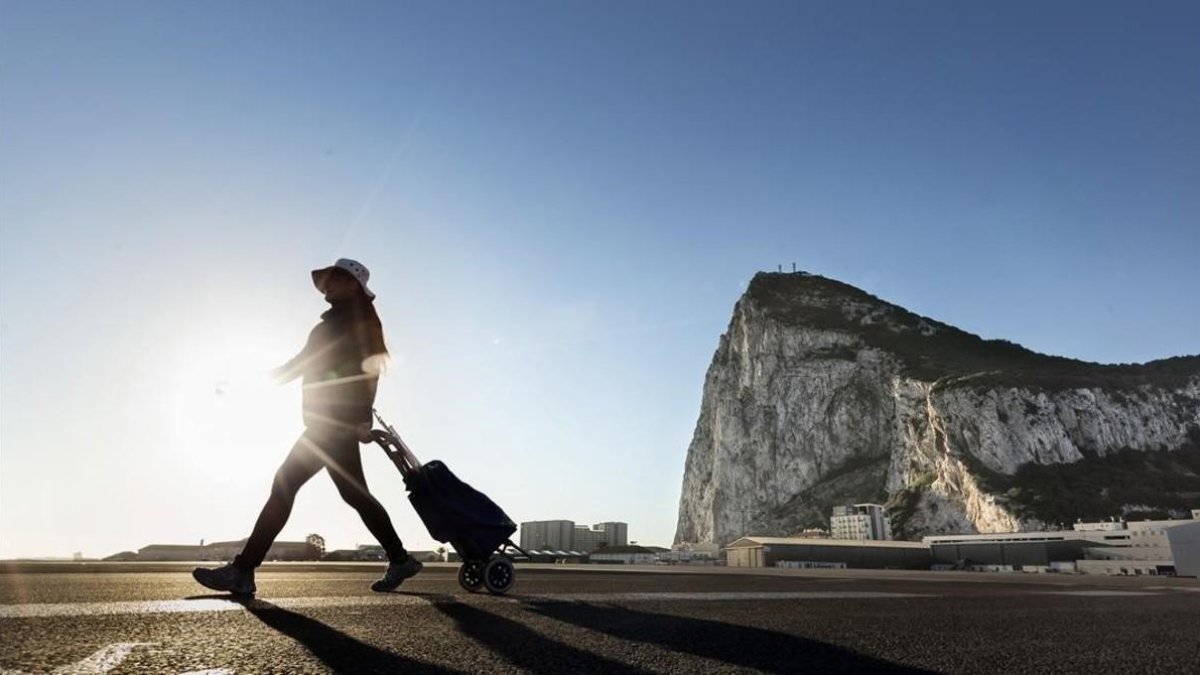 Una mujer camina por La Línea de la Concepción (Cádiz), justo en la frontera entre España y Gibraltar.-AP / DANIEL OCHOA DE OLZA