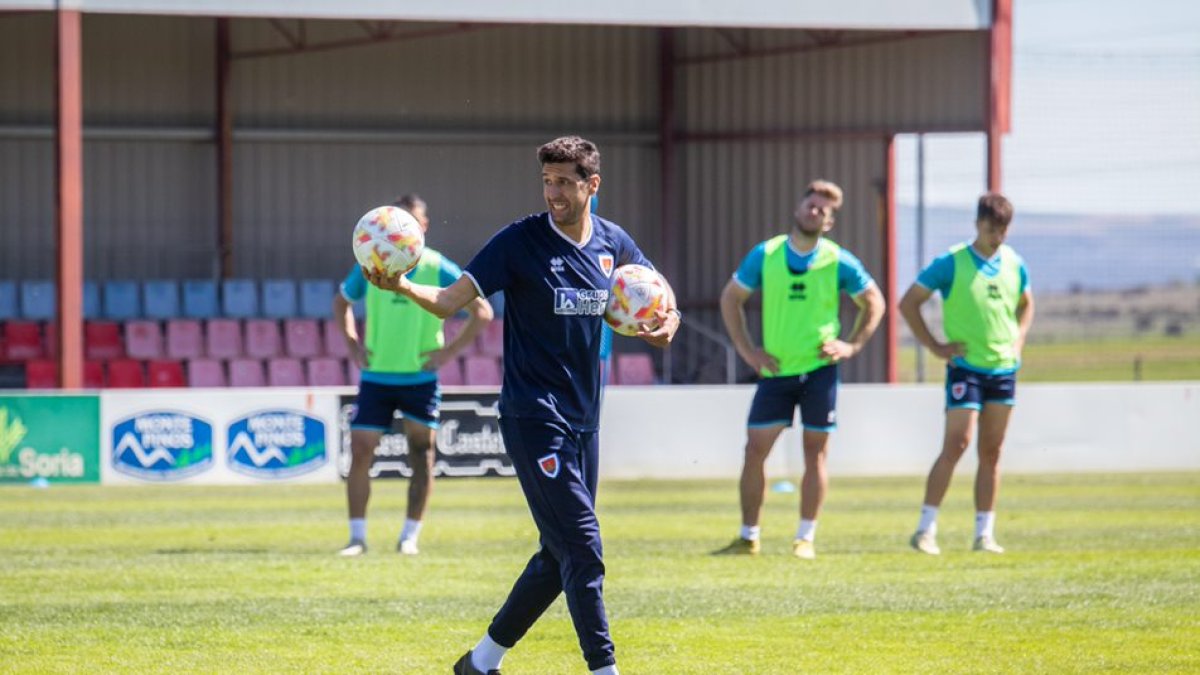 Pablo Ayuso toma el mando del C.D. Numancia tras la destitución de Iñaki Bea y las instalaciones de la Ciudad Deportiva fueron el escenario de su primer entrenamiento como máximo responsable de los rojillos. Un técnico de la casa que ya sabe lo que es dirigir al primer equipo, concretamente fue el pasado mes de noviembre en la Copa del Rey ante el San Juan.
