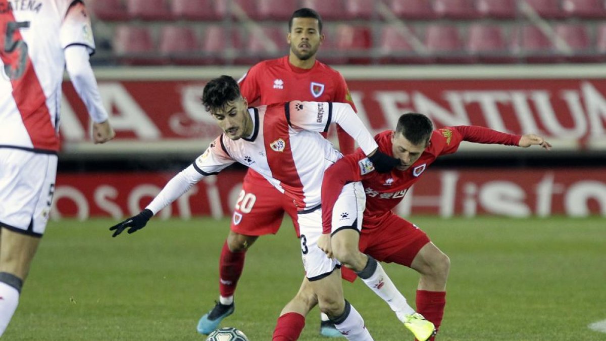 El Numancia sumó un punto en su partido con el Rayo.-MARIO TEJEDOR