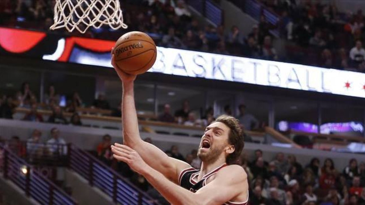 Pau Gasol entra a canasta durante el partido de los Bulls.-Foto: AP / CHARLES REX ARBOGAST