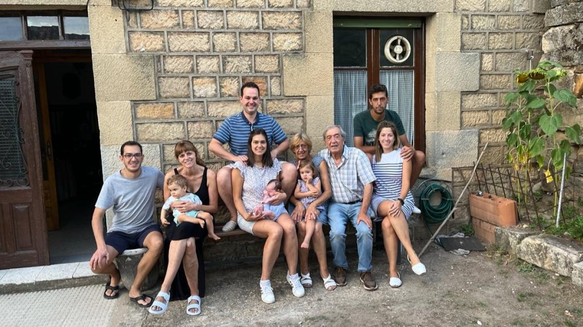 Pablo Ayuso junto a toda la familia en una imagen tomada en Canicosa de la Sierra, pueblo de su abuelo. HDS