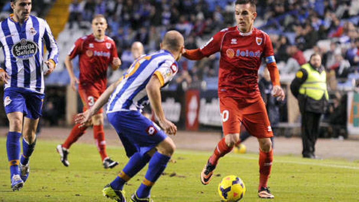 Deportivo y Numancia empataron a tres goles en el partido de ida en Riazor. / ÁREA 11-