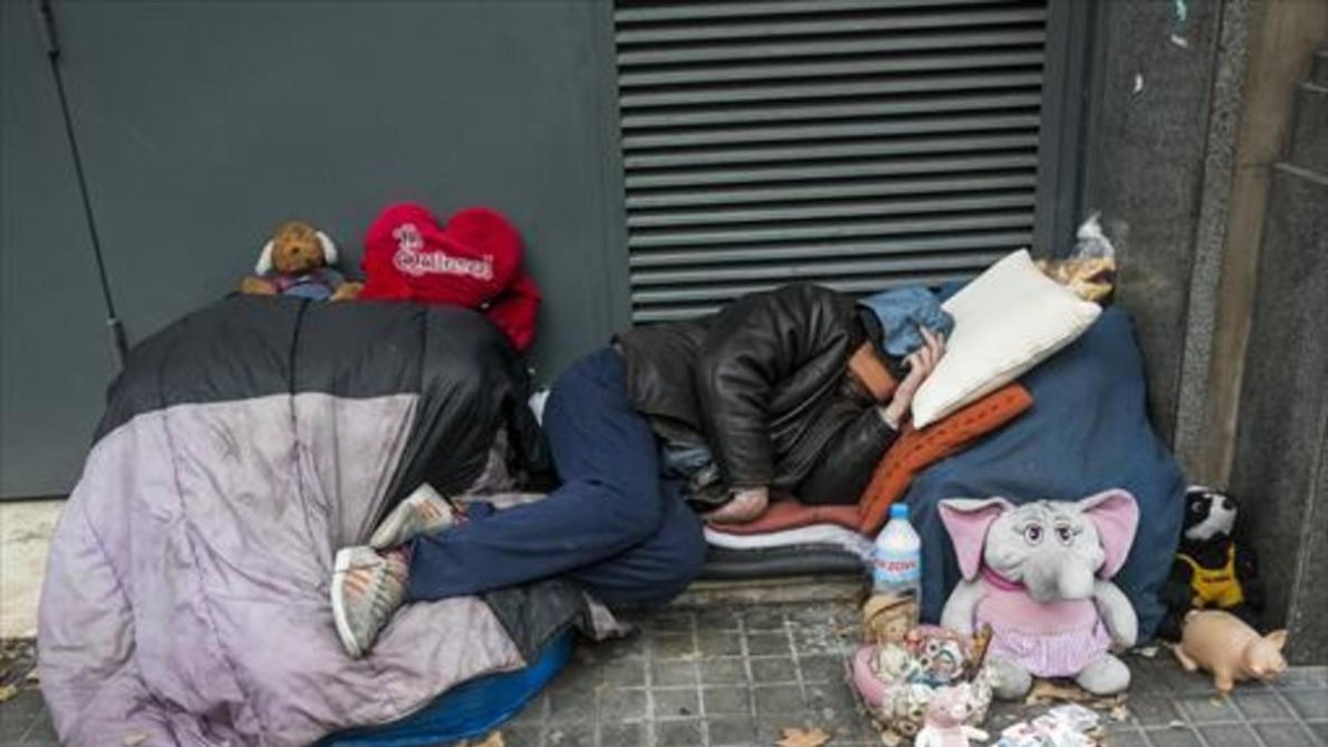 Un sintecho pernocta en la calle.-JOAN PUIG