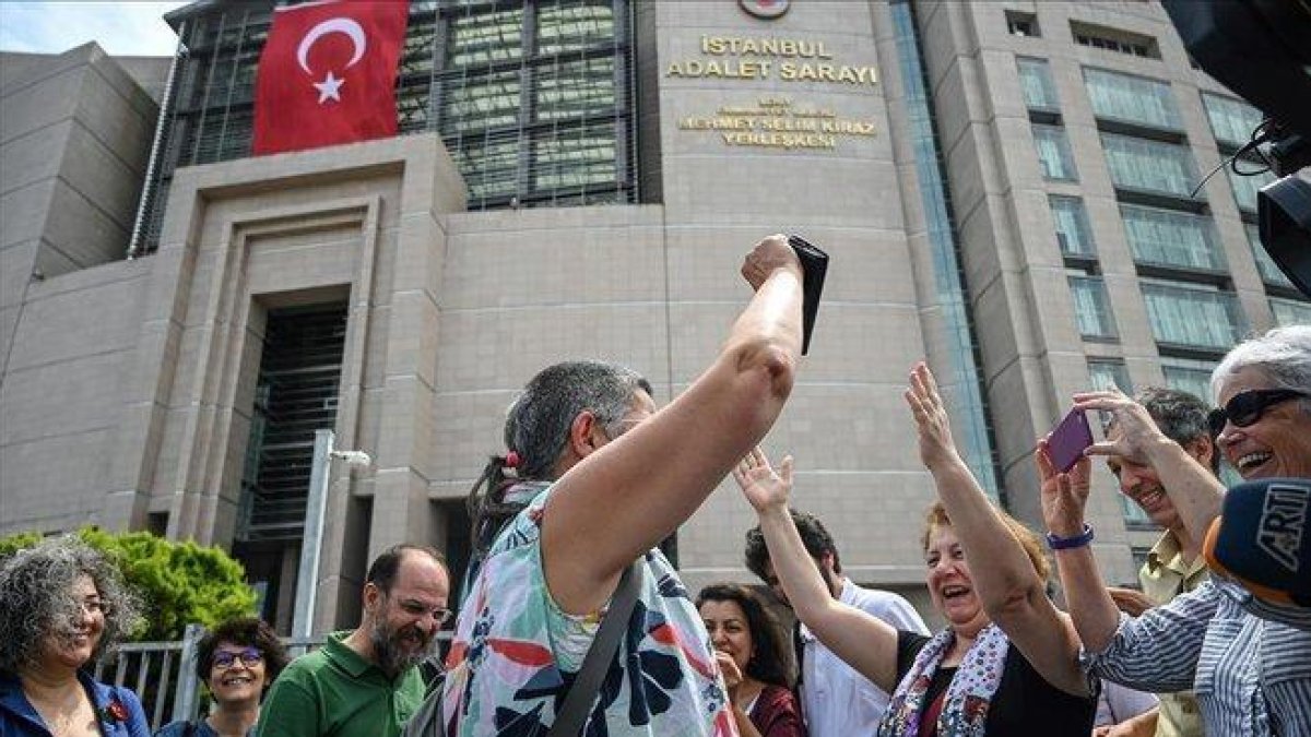 Activistas celebran la absolución del representante de Reporteros Sin Fronteras en Turquía.-OZAN KOSE (AFP)